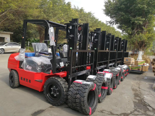 叉車?yán)系每欤坎煌A段的叉車保養(yǎng)你要注意！