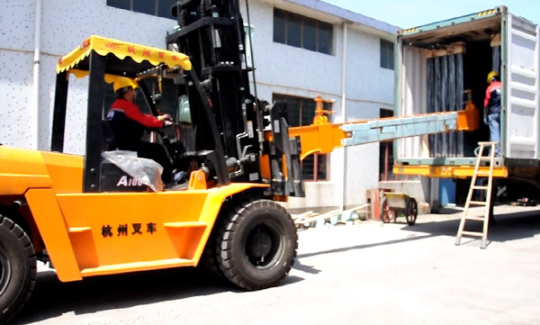 玻璃行業(yè)，杭州叉車串桿屬具卸貨實(shí)拍案例