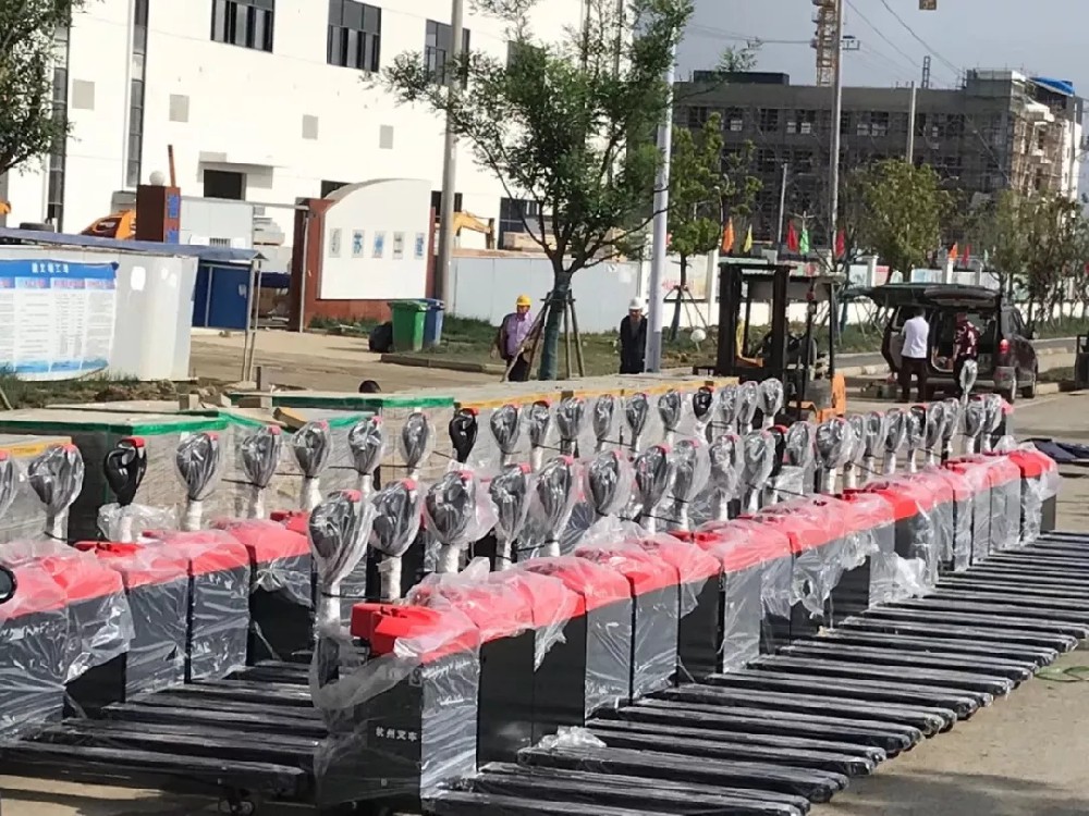 大氣登場！杭叉電動搬運車大批量交付江蘇某新能源企業(yè)