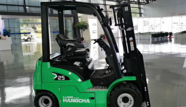 電動叉車買鋰電的還是鉛酸的？當然是鋰電的！