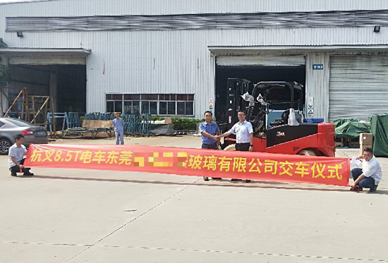 叉車搬運(yùn)玻璃？要輕拿輕放！